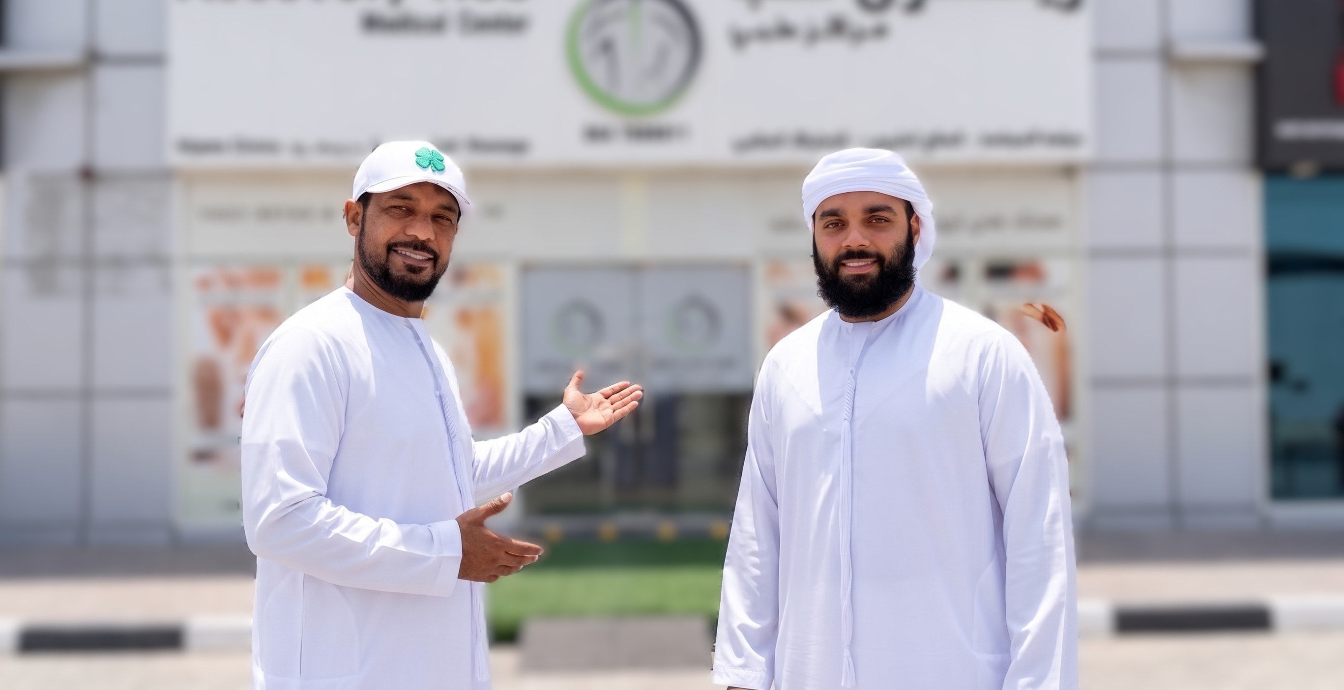 أبو عبدالكريم، مؤسس مركز ريكفري هب الطبي، أمام مدخل المركز في ند الحمر، دبي